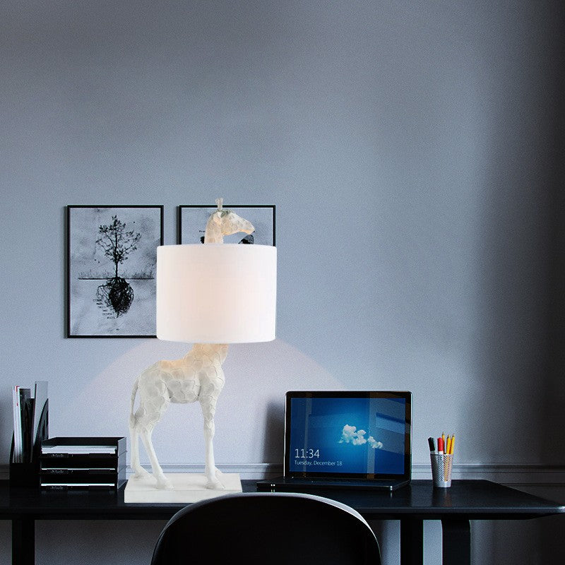 Luminária de Mesa Grande 66cm Girafa de Resina Moderna e Sofisticada com Luz Suave