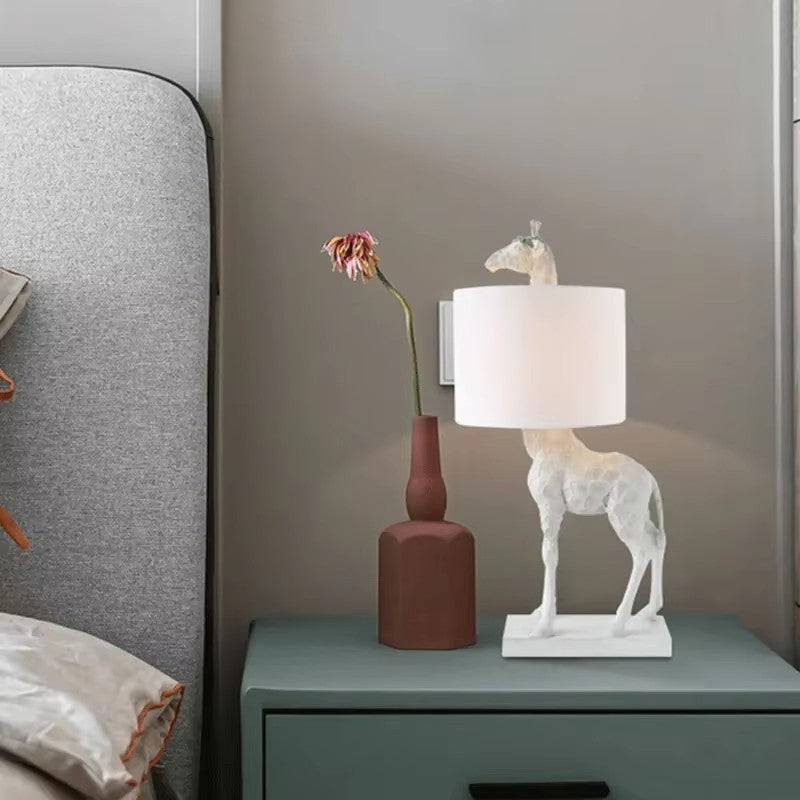 Luminária de Mesa Grande 66cm Girafa de Resina Moderna e Sofisticada com Luz Suave
