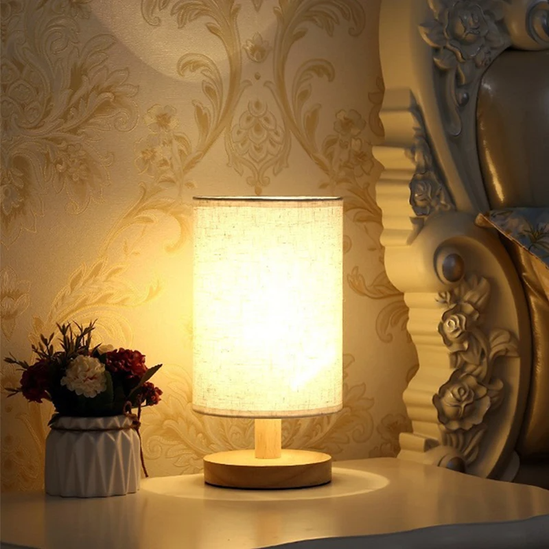 Luminária de Mesa LED Estilo Chinês com Cúpula de Tecido Regulável e USB