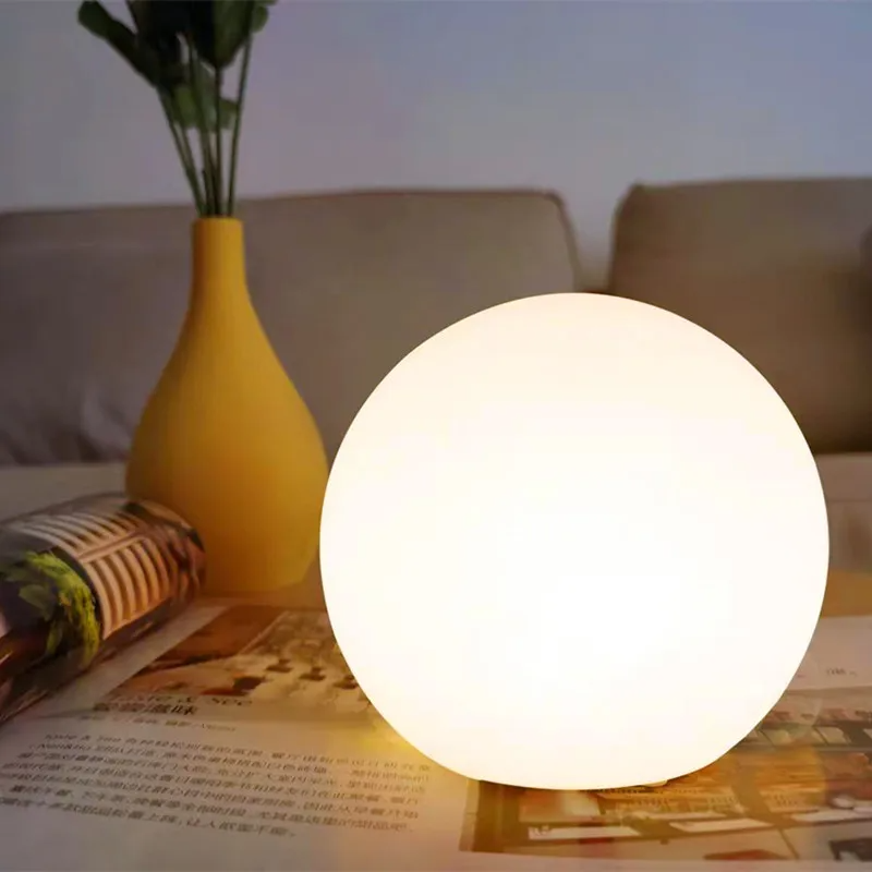 Luminária de Mesa Decorativa em Formato de Bola com Luz Ambiente Quente