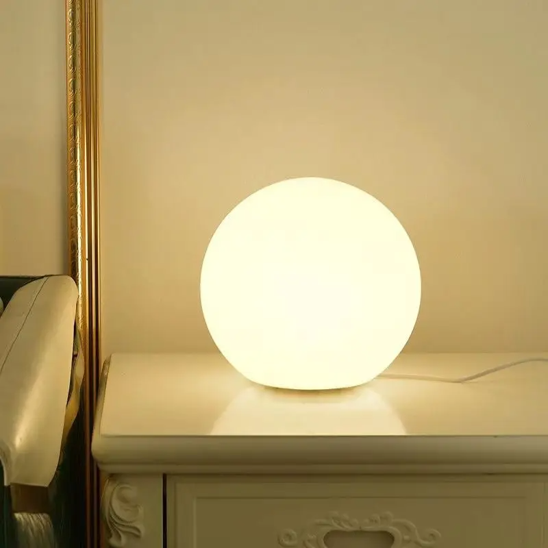 Luminária de Mesa Decorativa em Formato de Bola com Luz Ambiente Quente