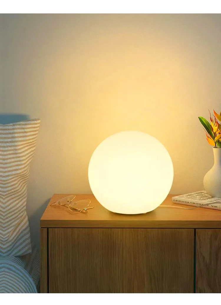 Luminária de Mesa Decorativa em Formato de Bola com Luz Ambiente Quente