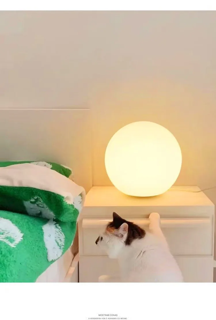 Luminária de Mesa Decorativa em Formato de Bola com Luz Ambiente Quente
