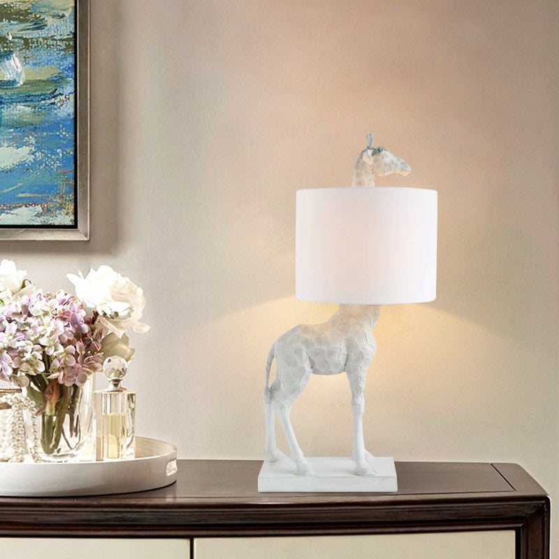 Luminária de Mesa Grande 66cm Girafa de Resina Moderna e Sofisticada com Luz Suave