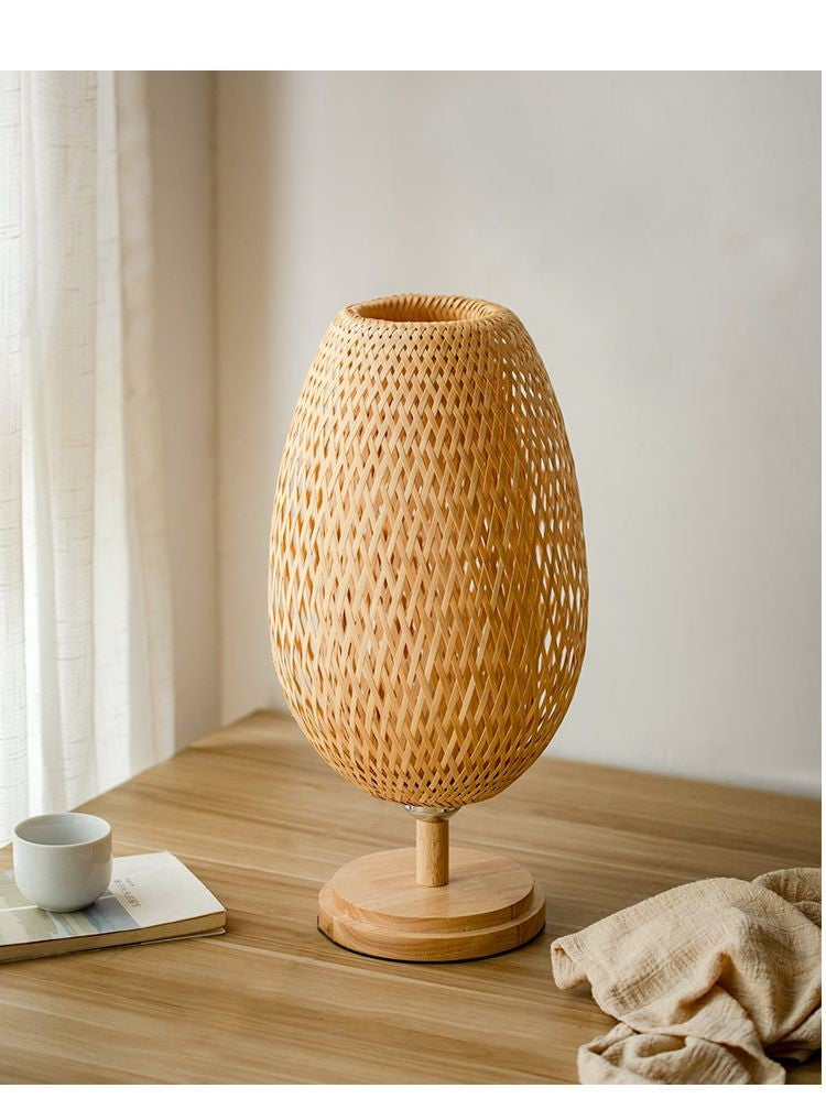 Luminária de Mesa Pequena em Rattan com Dimerização Contínua Estilo Vintage