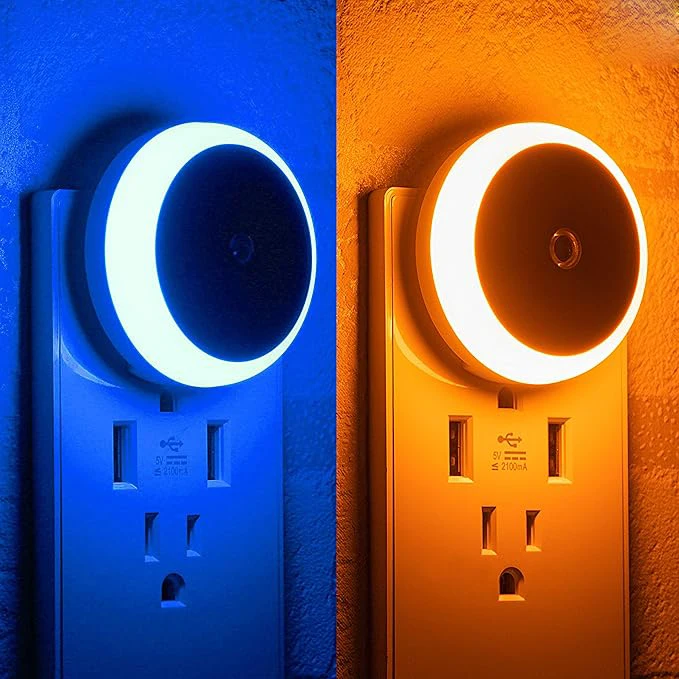 Luminária de tomada com design inteligente e moderno, ideal para iluminar ambientes com estilo e praticidade.