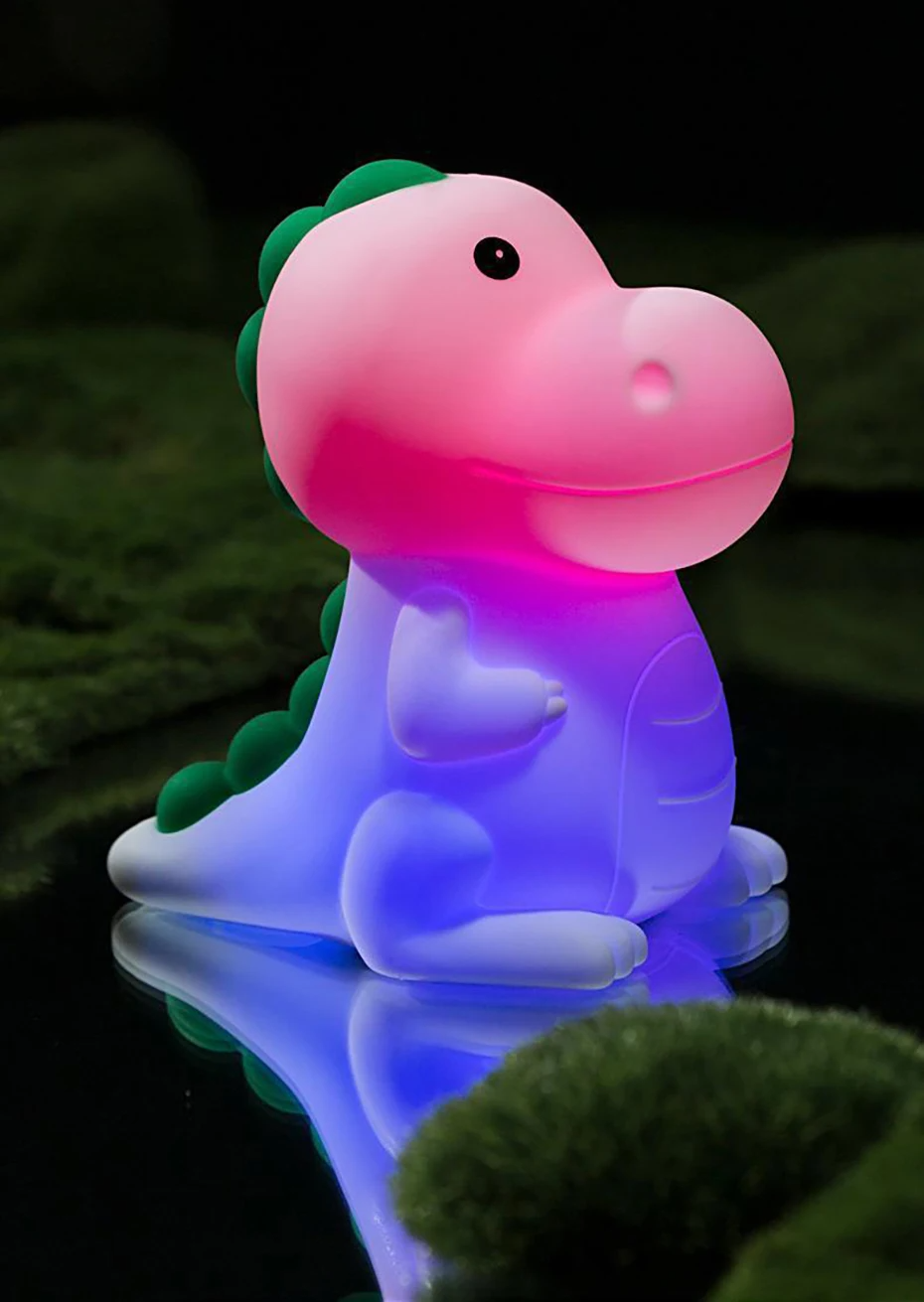 Transforme o quarto das crianças em uma terra pré-histórica encantada com nossa luminária de dinossauro. Toque para alternar entre suaves tons de luz que criam uma atmosfera mágica e reconfortante. Ideal para noites tranquilas e aventuras imaginativas.