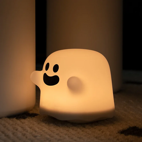 Ilumine seu espaço com a encantadora Luminária Fantasminha, que combina charme e praticidade com sua luz LED suave e bateria recarregável, ideal para qualquer ambiente.