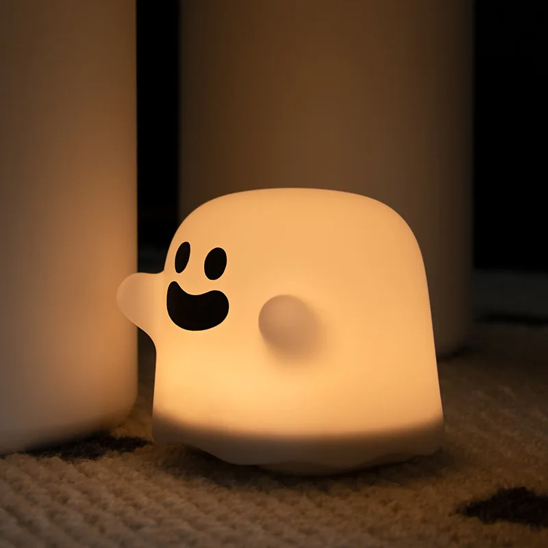 Ilumine seu espaço com a encantadora Luminária Fantasminha, que combina charme e praticidade com sua luz LED suave e bateria recarregável, ideal para qualquer ambiente.