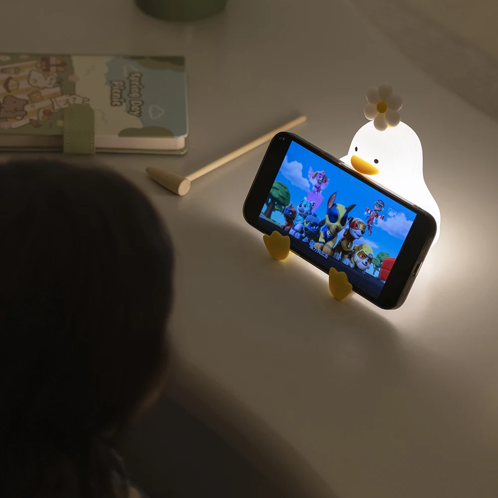 Ilumine seu espaço com a charmosa Luminária Patinho de LED, feita em silicone macio e equipada com uma conveniente bateria recarregável.