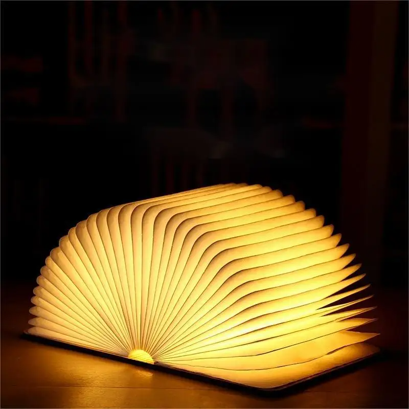Transforme qualquer espaço com a encantadora Luminária Livro Aberto em LED! Feita de madeira de alta qualidade, esta luminária recarregável via USB combina funcionalidade e design elegante. Ao abrir, revela uma luz suave e aconchegante, perfeita para leitura ou decoração. Dobre e leve-a para qualquer lugar, ideal para quem ama inovação e estilo.