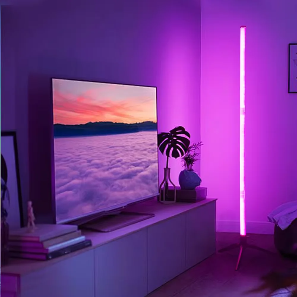 Transforme seu espaço com a Luminária de Chão RGB de Canto: iluminação ambiente personalizável com controle de cores.