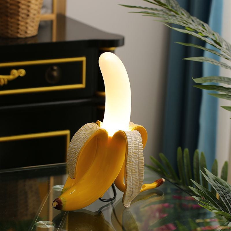 Ilumine seu espaço com estilo: Luminária de Mesa Banana LED, design criativo e iluminação suave para qualquer ambiente.