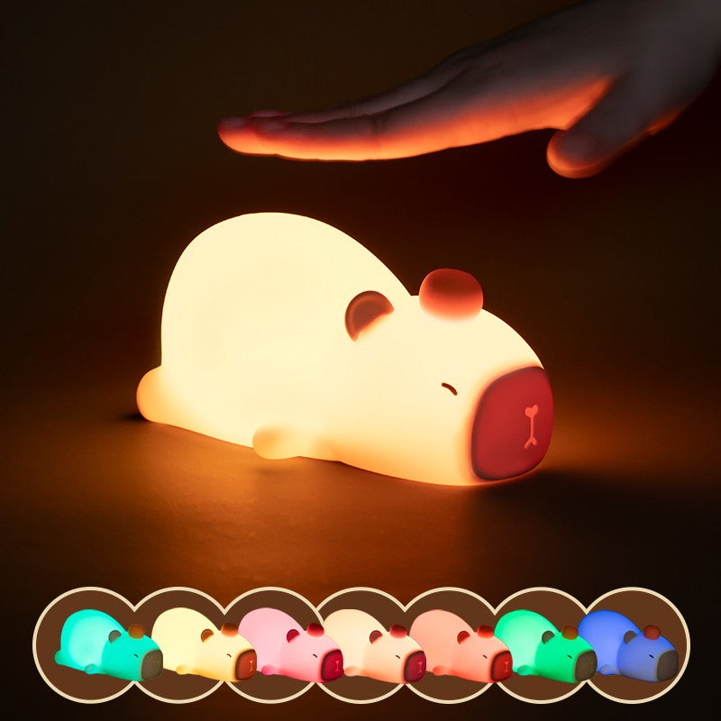 Ilumine seu ambiente com a charmosa Luminária Capivara de Silicone, equipada com bateria recarregável via USB para conveniência e estilo.