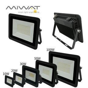 Refletor LED potente e durável, ideal para ambientes externos, disponível em potências de 10W a 100W, com certificação IP68 para máxima resistência à água e intempéries.