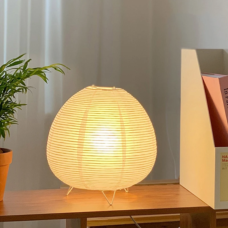 Ilumine seu espaço com a elegância minimalista da Luminária de Mesa LED Estilo Nórdico Wabi Sabi, combinando simplicidade e sofisticação.