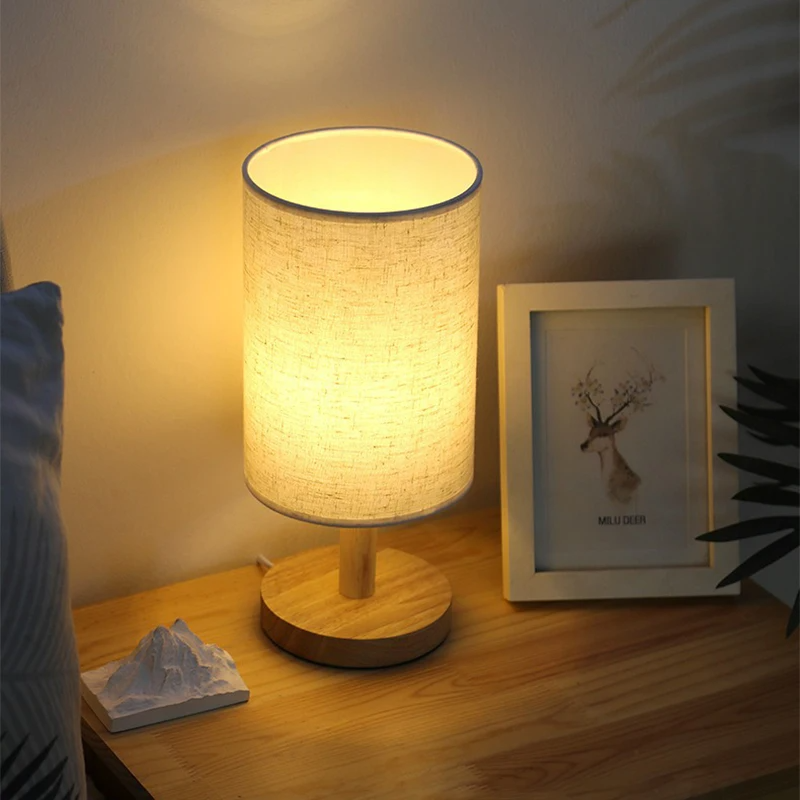 Luminária de Mesa LED com design inspirado na cultura chinesa, cúpula de tecido ajustável e entrada USB para maior conveniência.