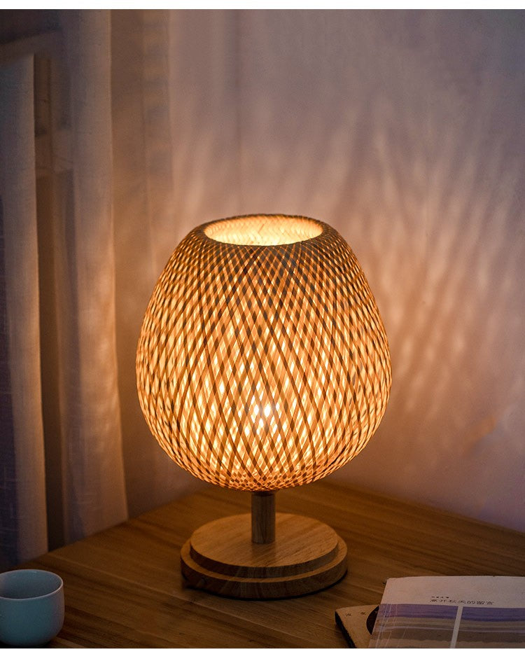 Luminária de Mesa Pequena em Rattan com Dimerização Contínua Estilo Vintage