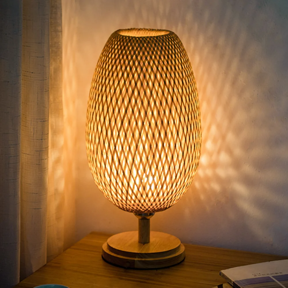 Luminária de mesa compacta em rattan, estilo vintage, com ajuste de brilho contínuo.
