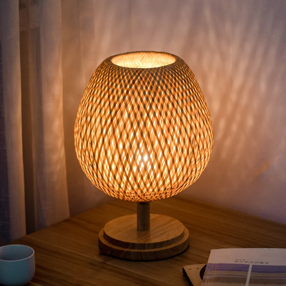 Luminária de Mesa Pequena em Rattan com Dimerização Contínua Estilo Vintage