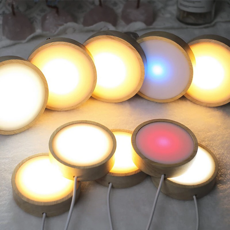Base de madeira redonda elegante com iluminação LED integrada, ideal para destacar e valorizar seus objetos de decoração favoritos.