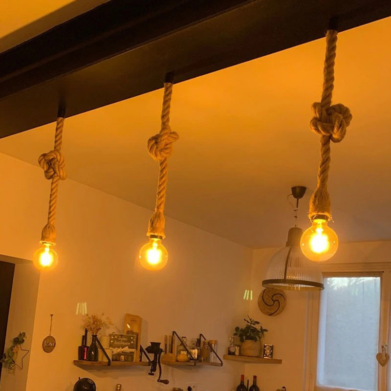 Luminária pendente vintage com design rústico e corda de cânhamo, ideal para uma decoração criativa e acolhedora.