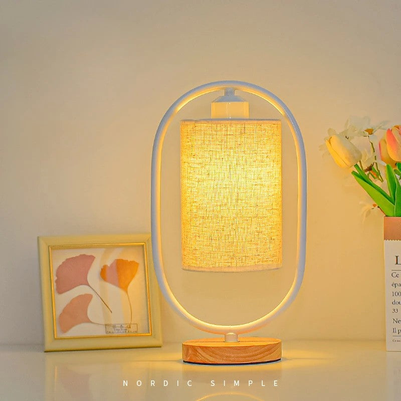 Elegante luminária de mesa com design nórdico, combinando madeira de bambu natural e tecido aconchegante, perfeita para criar um ambiente acolhedor e sofisticado. Ideal para escritórios, salas de estar ou quartos.