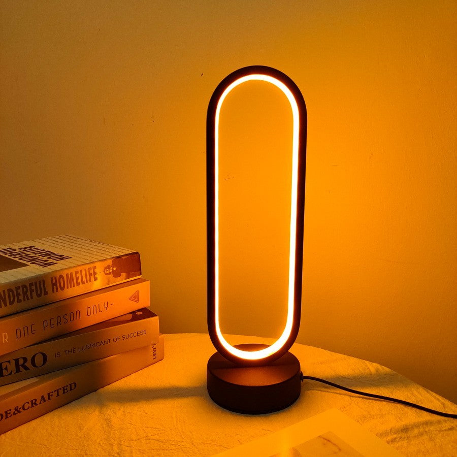 Luminária LED moderna para mesa de cabeceira, alimentada por cabo USB, ideal para criar um ambiente aconchegante e elegante no quarto.