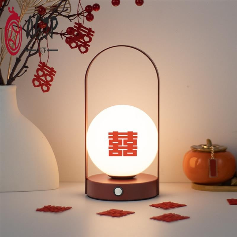 Ilumine seus espaços com elegância e praticidade usando esta luminária de mesa LED portátil suspensa, perfeita para ambientes internos e externos. Feita de metal durável, oferece um design moderno e versátil para complementar qualquer decoração. Ideal para jantares ao ar livre ou para criar um ambiente acolhedor em sua sala de estar.