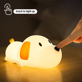 Luminária em formato de cachorrinho, confeccionada em silicone macio, com iluminação LED suave e bateria recarregável, perfeita para criar um ambiente acolhedor e divertido.
