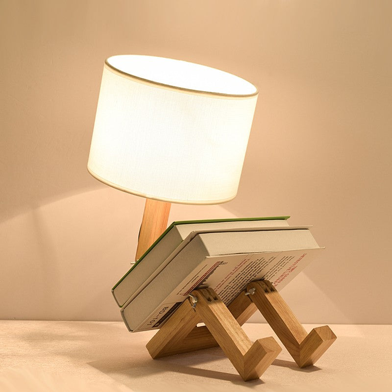 Luminária de Mesa Robô de Madeira: Iluminação Criativa para Leitura e Decoração Moderna.