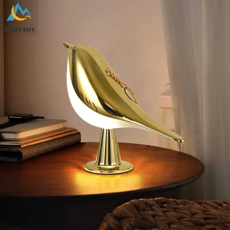 Ilumine seu espaço com elegância e criatividade usando nossa luminária de mesa em formato de pássaro. Disponível em diversos modelos, cada peça oferece um design único que combina funcionalidade e arte, ideal para qualquer ambiente.